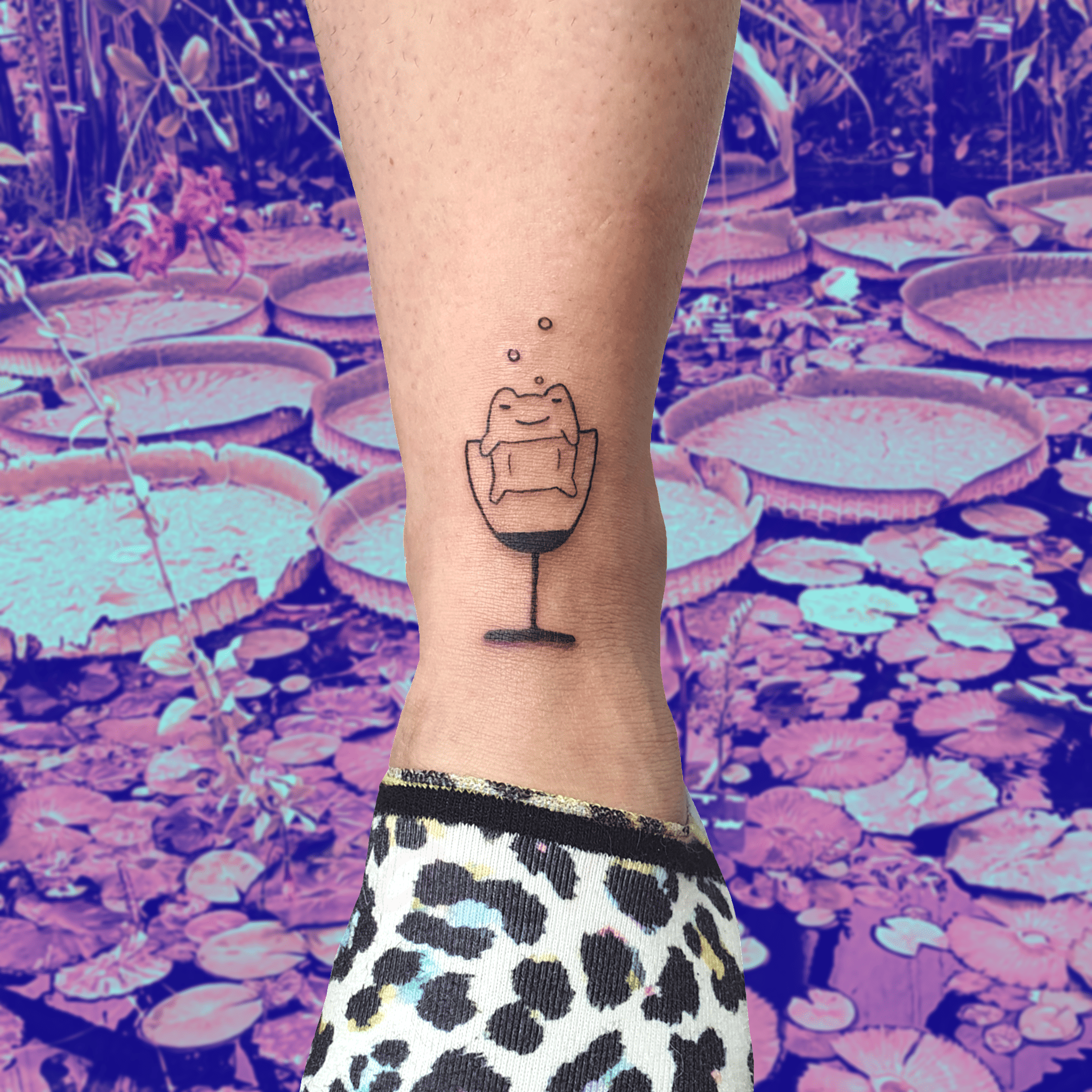 Tatouage d'une grenouille ivre dans un verre de vin